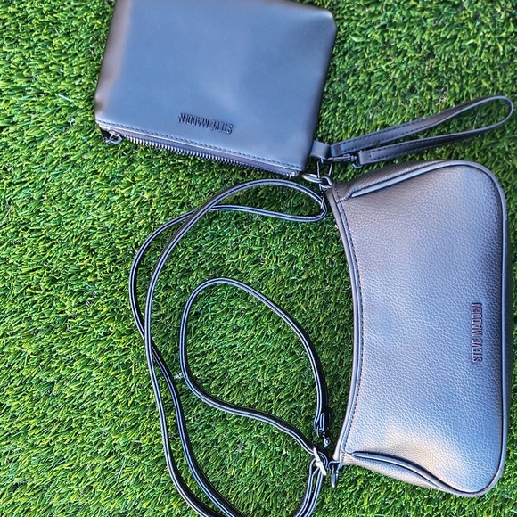Steve Madden Black Bagata Crossbody And Wristlet. - Picture 2 of 16